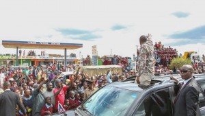 A SHOCKING video of UHURU KENYATTA in Nakuru with a lady who openly declared her love for him 